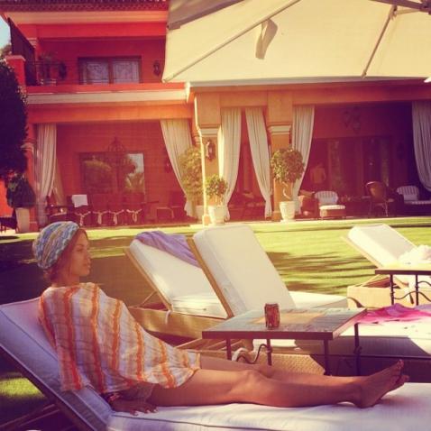 Где и как проводят летний отпуск российские знаменитости