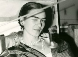 20 знаменитостей, которые подмигивают на камеру