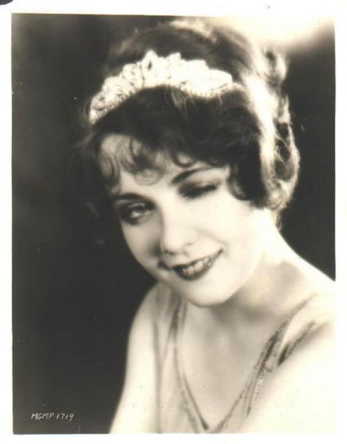 20 знаменитостей, которые подмигивают на камеру