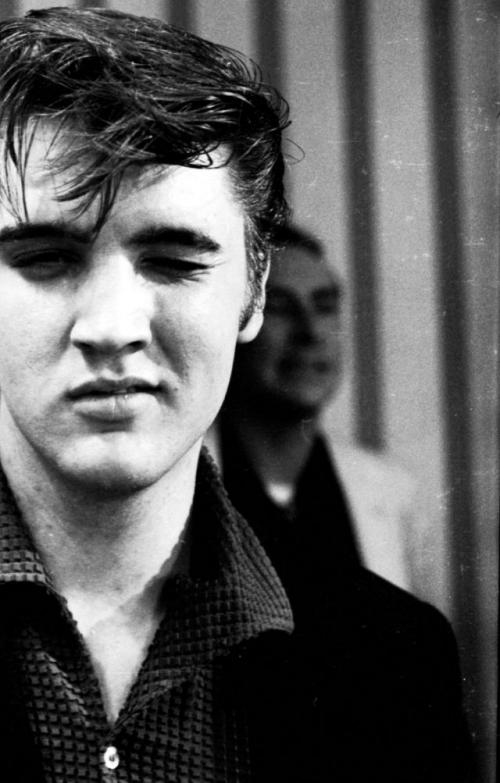 20 знаменитостей, которые подмигивают на камеру