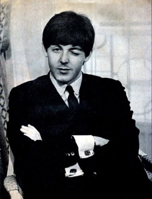 20 знаменитостей, которые подмигивают на камеру