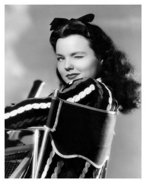 20 знаменитостей, которые подмигивают на камеру