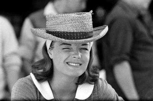 20 знаменитостей, которые подмигивают на камеру