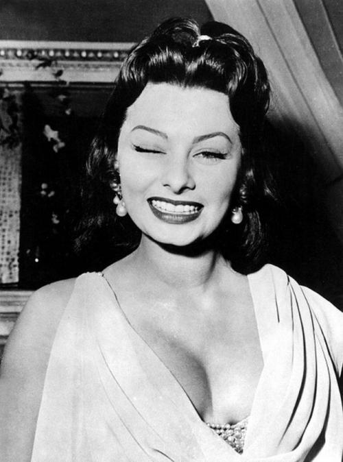 20 знаменитостей, которые подмигивают на камеру