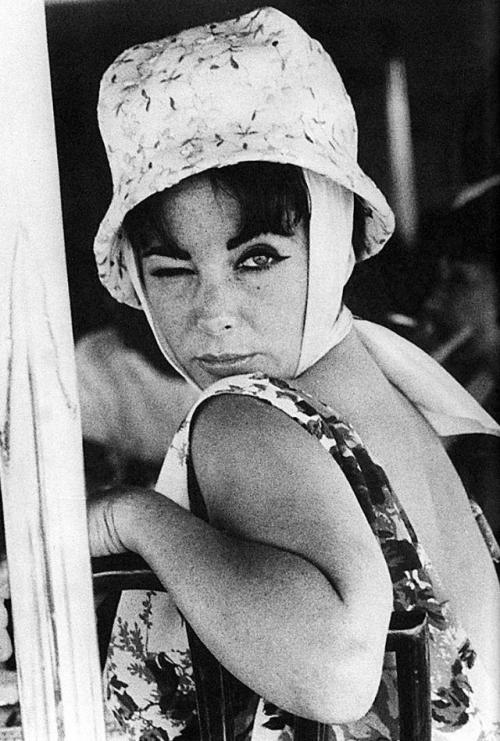 20 знаменитостей, которые подмигивают на камеру