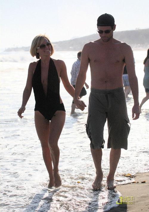 Джим Керри пришел на пляж в купальнике жены