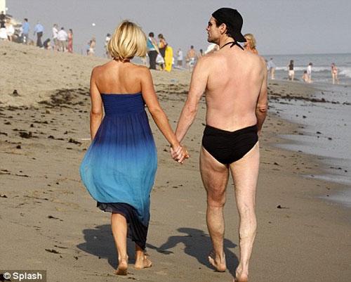 Джим Керри пришел на пляж в купальнике жены