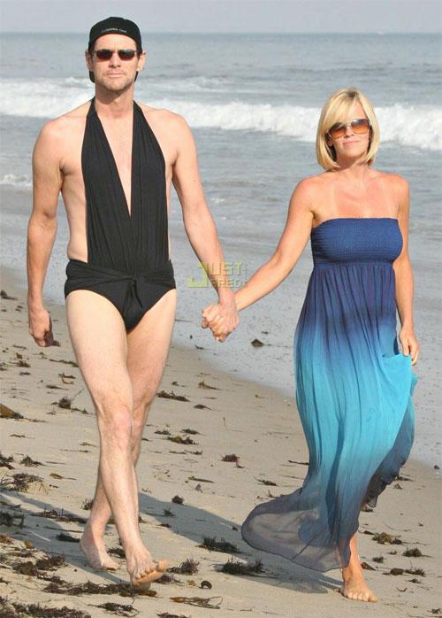 Джим Керри пришел на пляж в купальнике жены