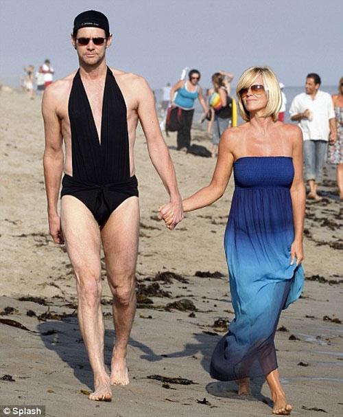 Джим Керри пришел на пляж в купальнике жены