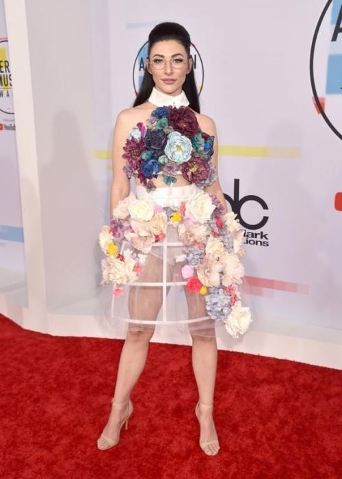 Худшие наряды звезд на премии AMA-2018