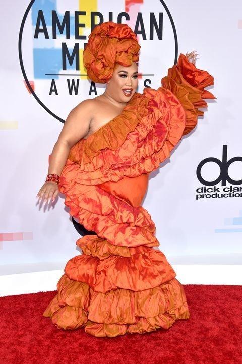 Худшие наряды звезд на премии AMA-2018