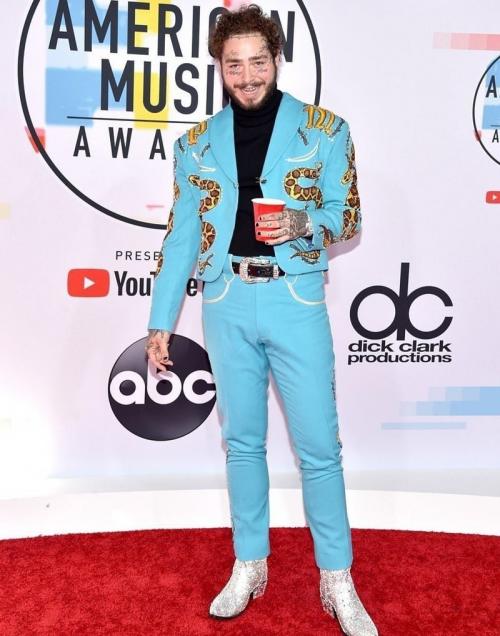 Худшие наряды звезд на премии AMA-2018