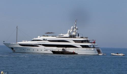 Наоми Кемпбелл приняла душ из шампанского