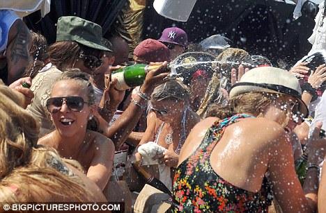 Наоми Кемпбелл приняла душ из шампанского