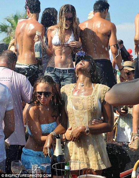 Наоми Кемпбелл приняла душ из шампанского