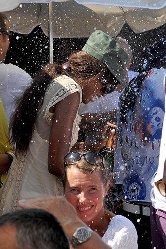 Наоми Кемпбелл приняла душ из шампанского