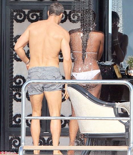 Наоми Кемпбелл приняла душ из шампанского