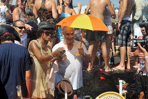 Наоми Кемпбелл приняла душ из шампанского