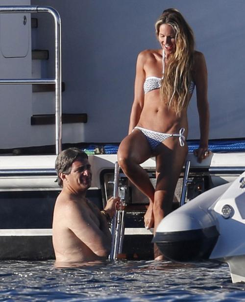 Звезды за 50, которым не стыдно появиться на пляже