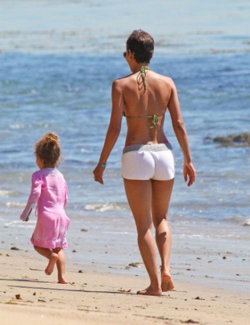 Звезды за 50, которым не стыдно появиться на пляже