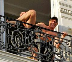 Жан-Клод Ван Дамм устроил на балконе «реалити-шоу»