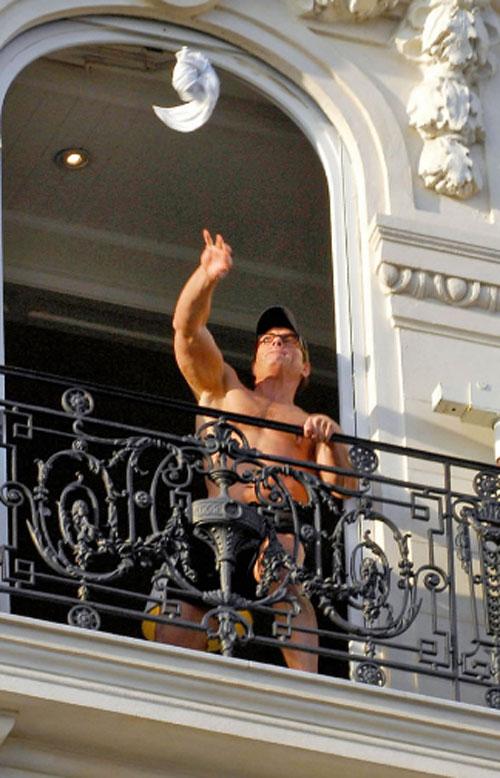 Жан-Клод Ван Дамм устроил на балконе «реалити-шоу»