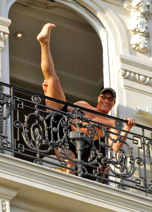 Жан-Клод Ван Дамм устроил на балконе «реалити-шоу»