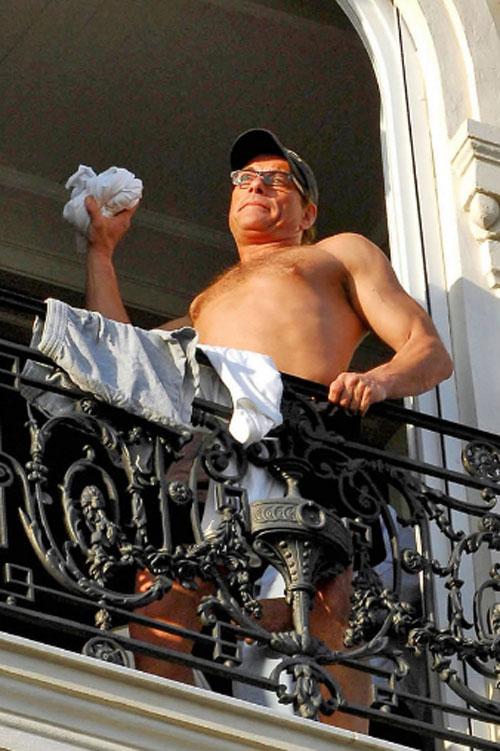 Жан-Клод Ван Дамм устроил на балконе «реалити-шоу»