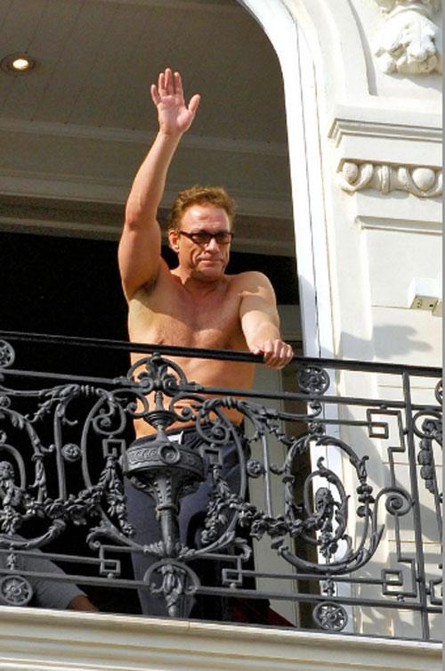 Жан-Клод Ван Дамм устроил на балконе «реалити-шоу»