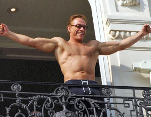 Жан-Клод Ван Дамм устроил на балконе «реалити-шоу»