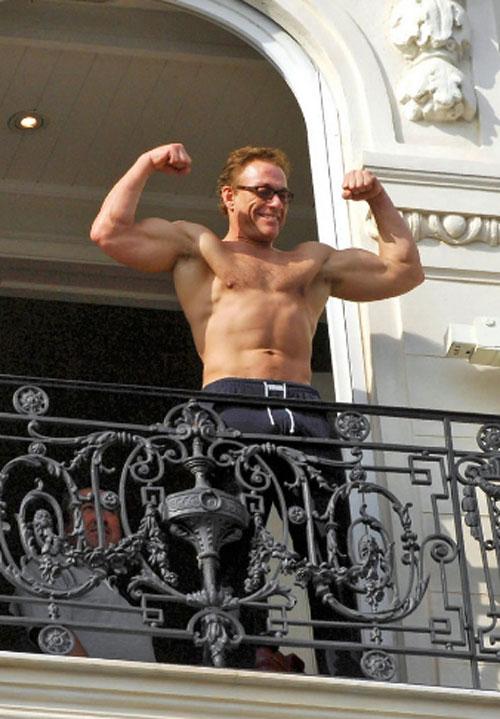 Жан-Клод Ван Дамм устроил на балконе «реалити-шоу»