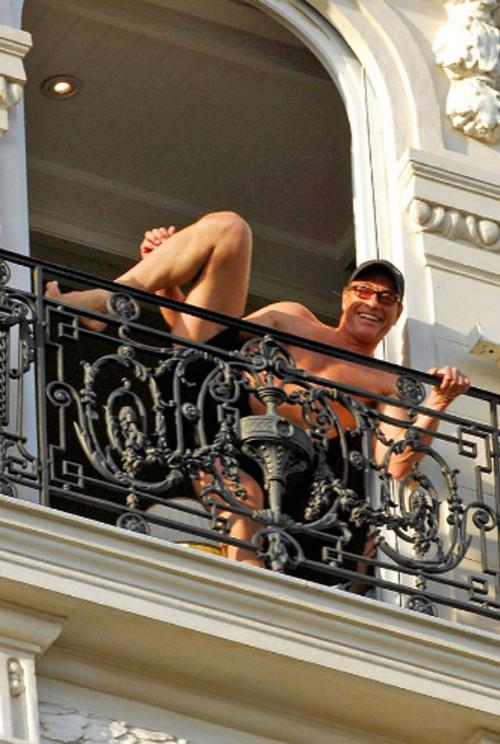 Жан-Клод Ван Дамм устроил на балконе «реалити-шоу»