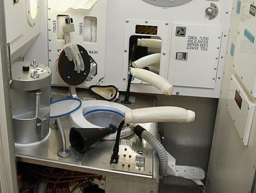 Как космонавты ходят в туалет на орбите