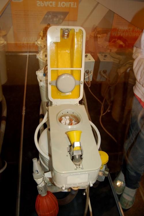 Как космонавты ходят в туалет на орбите