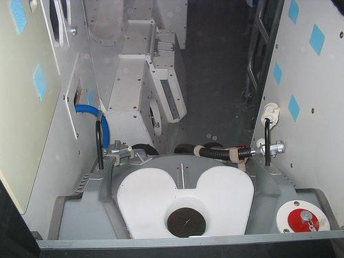 Как космонавты ходят в туалет на орбите