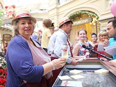 Васильев, Запашный и Слуцкая торговали в ГУМе мороженым