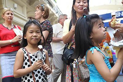 Васильев, Запашный и Слуцкая торговали в ГУМе мороженым
