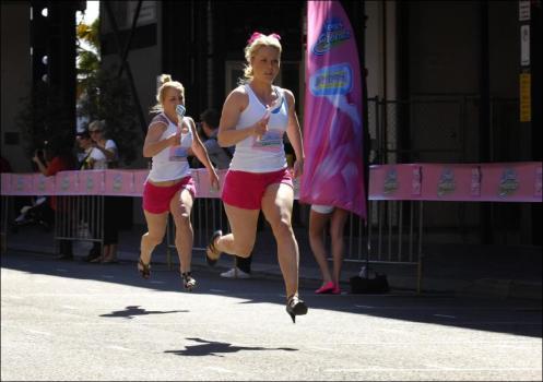 Австралийки побили мировой рекорд по бегу на шпильках