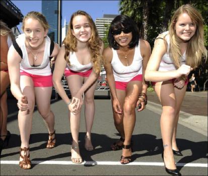 Австралийки побили мировой рекорд по бегу на шпильках