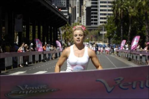 Австралийки побили мировой рекорд по бегу на шпильках