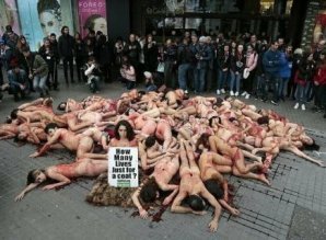 Зоозащитники разделись догола против шуб