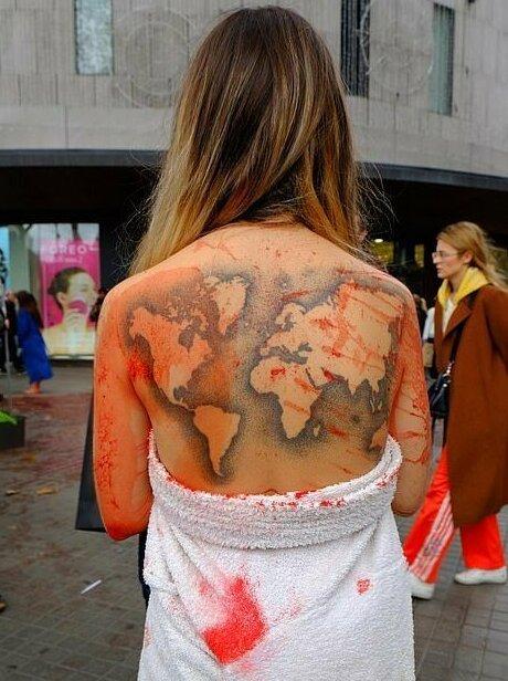 Зоозащитники разделись догола против шуб