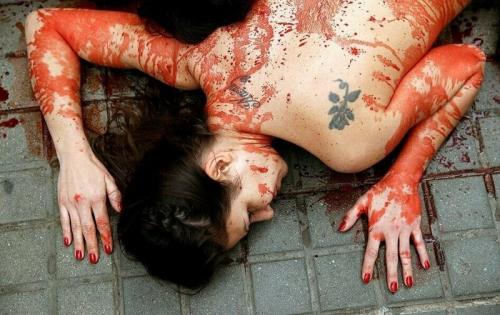 Зоозащитники разделись догола против шуб