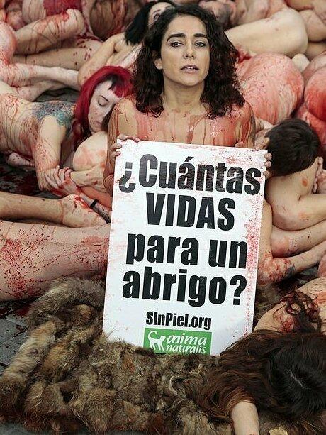 Зоозащитники разделись догола против шуб