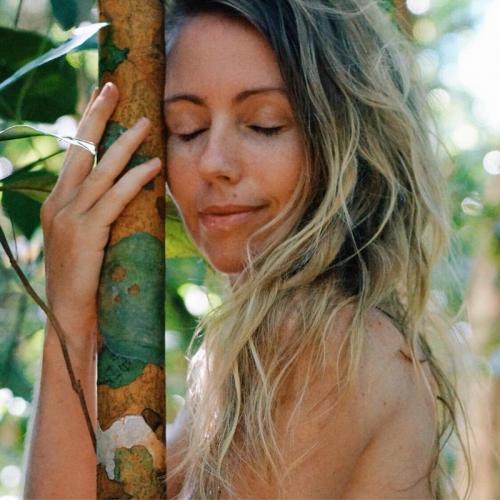 Блогерша переехала в джунгли, чтобы есть фрукты, сохранять природу и ходить голой