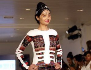 Индийская модель, изуродованная кислотой, вышла на подиум в Нью-Йорке