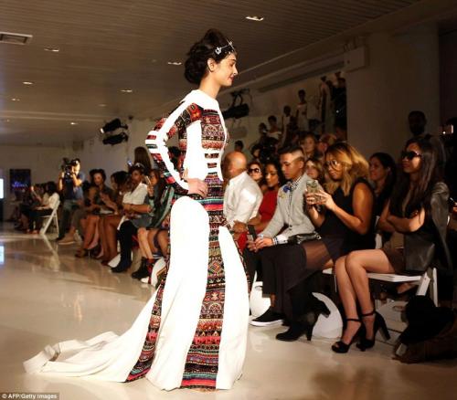 Индийская модель, изуродованная кислотой, вышла на подиум в Нью-Йорке