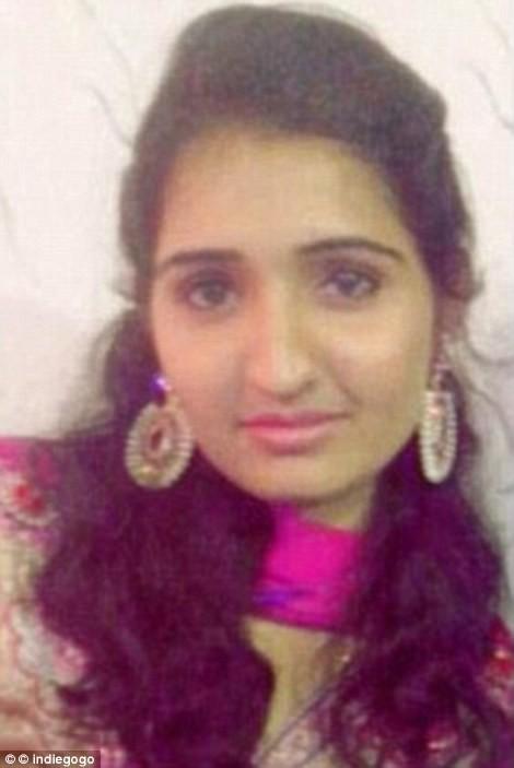 Индийская модель, изуродованная кислотой, вышла на подиум в Нью-Йорке