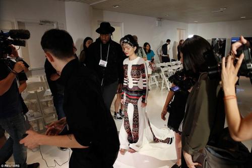 Индийская модель, изуродованная кислотой, вышла на подиум в Нью-Йорке