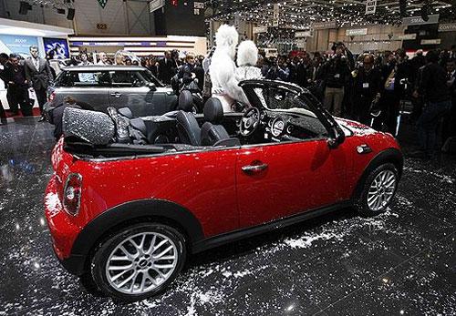 Женевский автосалон заполонили  девушки